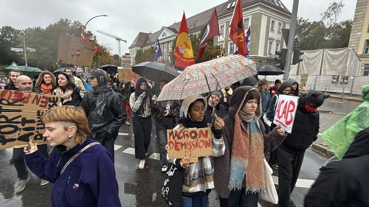 Berlin’deki öğrencilerden Fransa’da eylem yapan öğrencilere destek yürüyüşü