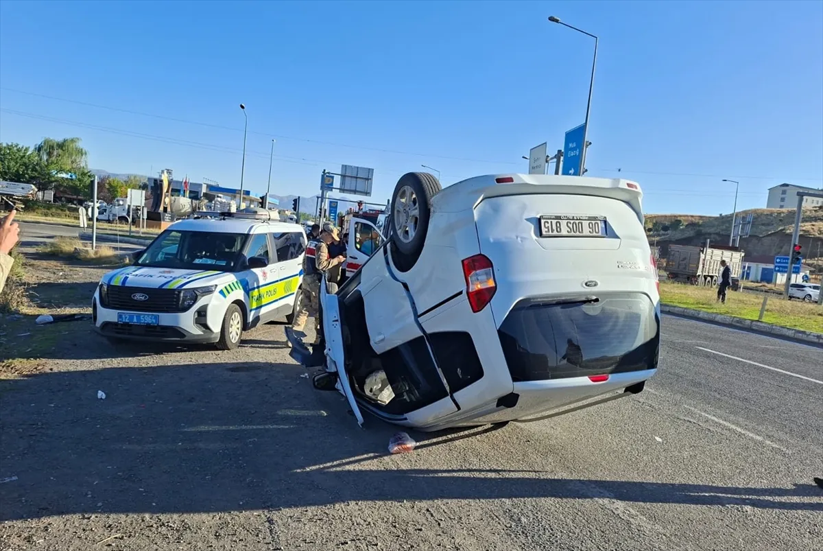 Bingöl’de hafif ticari araç ile otomobilin çarpıştığı kazada 4 kişi yaralandı Bingöl’de hafif ticari araç ile otomobilin çarpıştığı kazada 4 kişi yaralandı