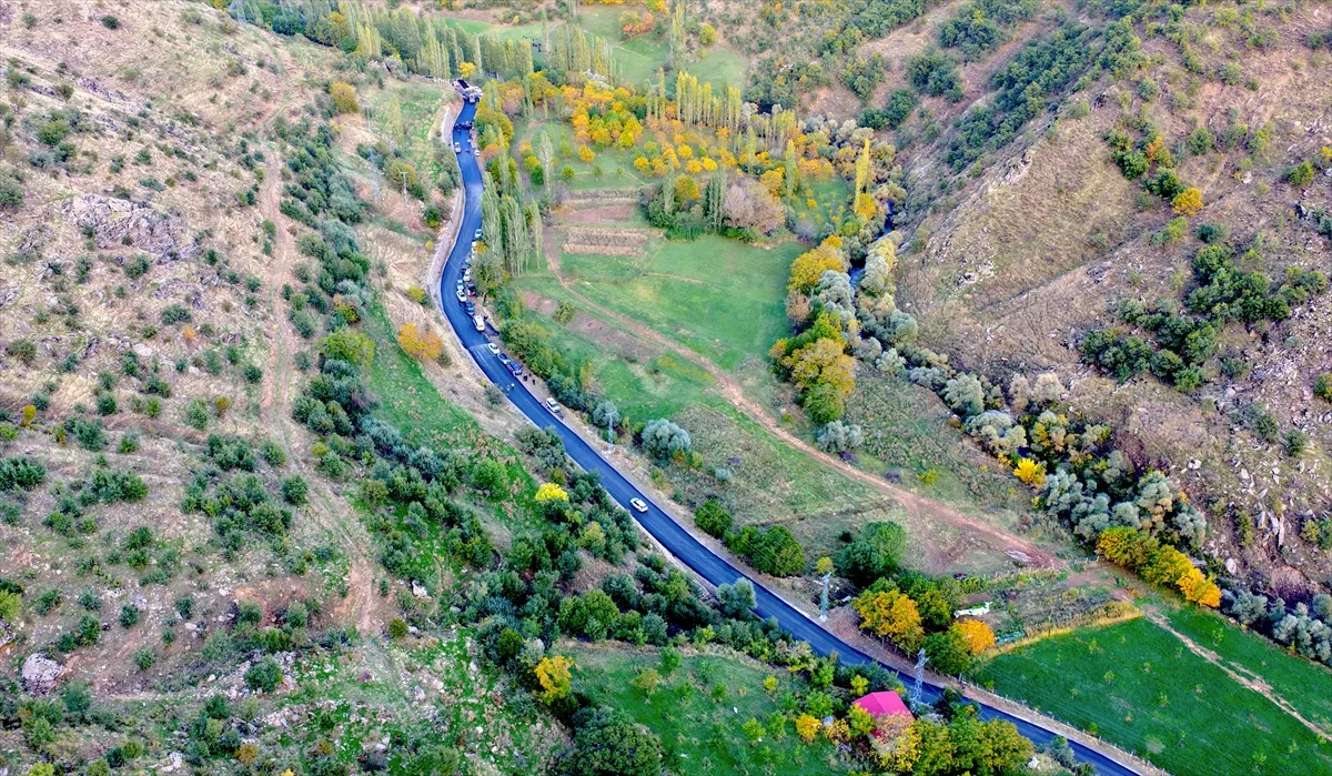 Bitlis’te huzura kavuşan kırsal bölgelerin yolları konforlu hale getiriliyor Bitlis’te huzura kavuşan kırsal bölgelerin yolları konforlu hale getiriliyor