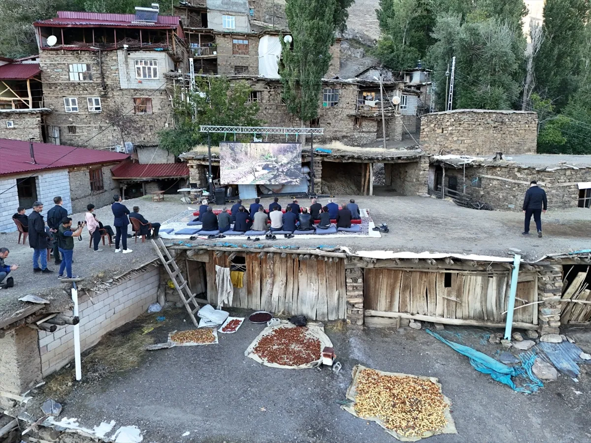 Bitlis’te Tatlı Hasat filminin galası köy evinin damında yapıldı Bitlis’te Tatlı Hasat filminin galası köy evinin damında yapıldı