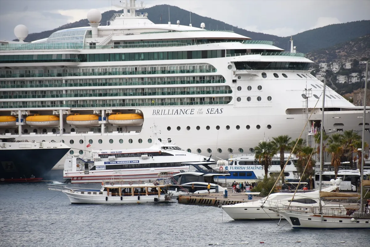 Bodrum’a 2 kruvaziyerle 2 bin 437 turist geldi Bodrum’a 2 kruvaziyerle 2 bin 437 turist geldi
