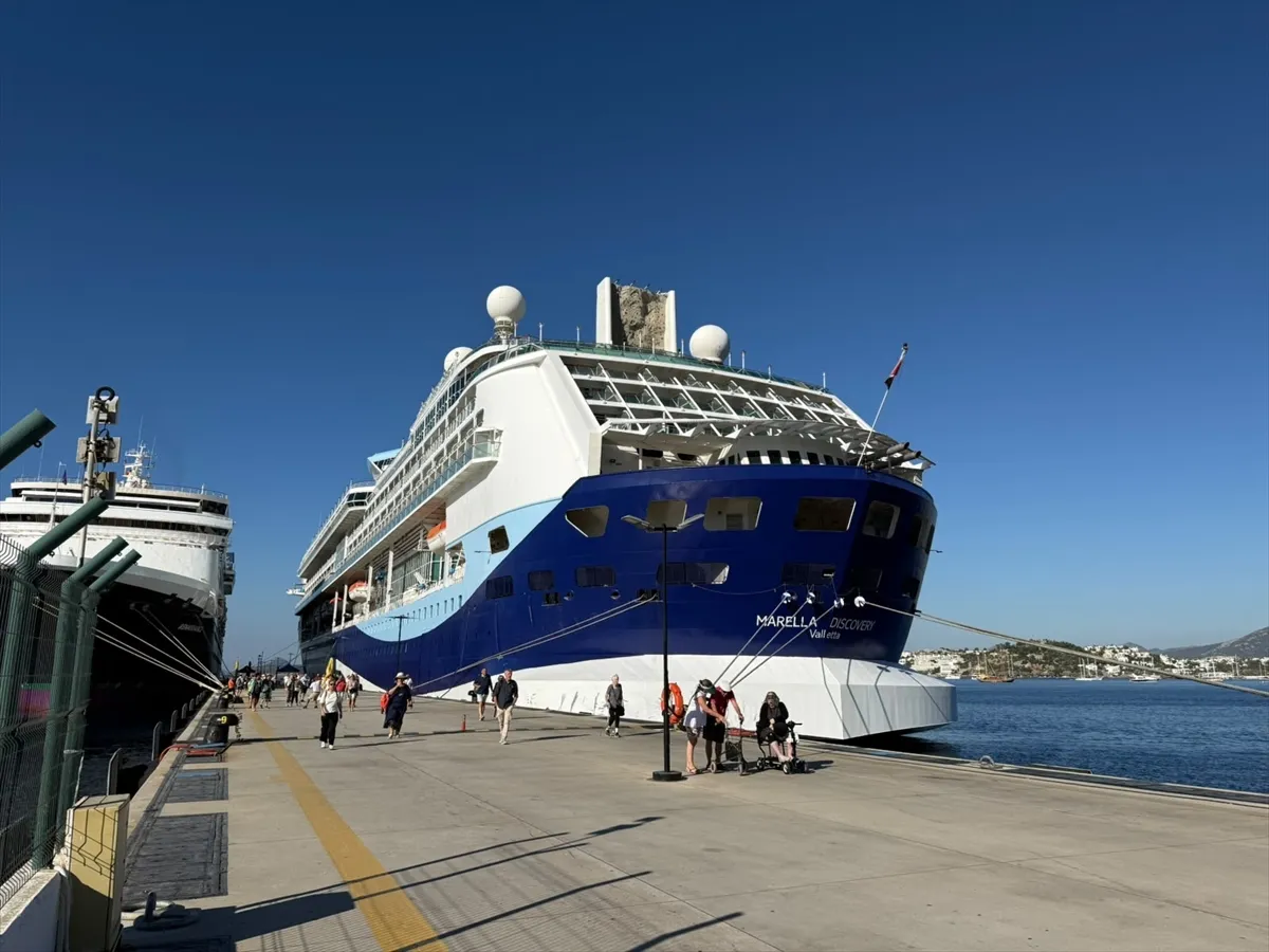 Bodrum’a iki kruvaziyerle 2 bin 888 turist geldi Bodrum’a iki kruvaziyerle 2 bin 888 turist geldi
