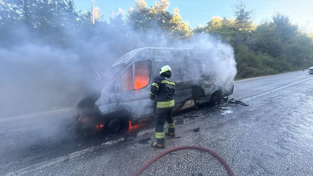 Bodrum’da bir okul servis aracı yandı