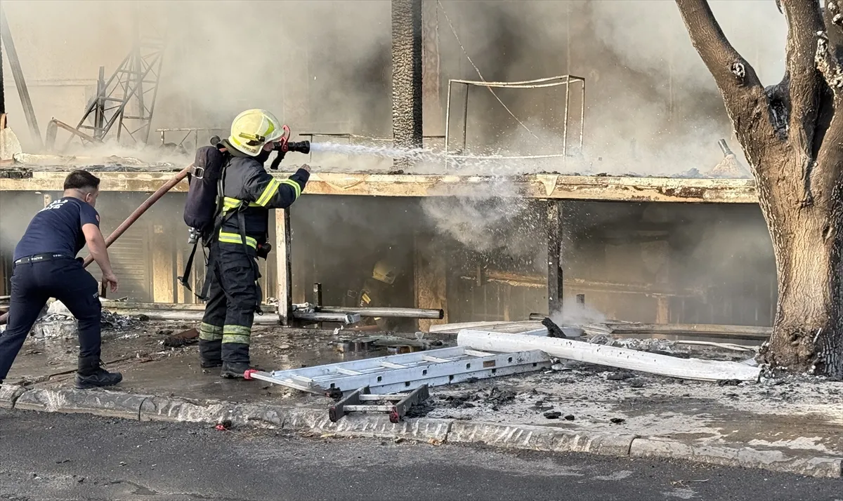Bodrum’da çıkan yangında 2 iş yerinde hasar oluştu