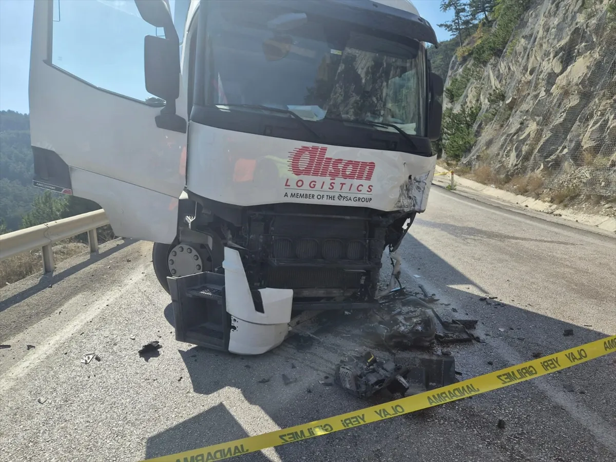 Bolu’da tır ile pikap çarpıştı, 1 kişi öldü, 2 kişi yaralandı Bolu’da tır ile pikap çarpıştı, 1 kişi öldü, 2 kişi yaralandı
