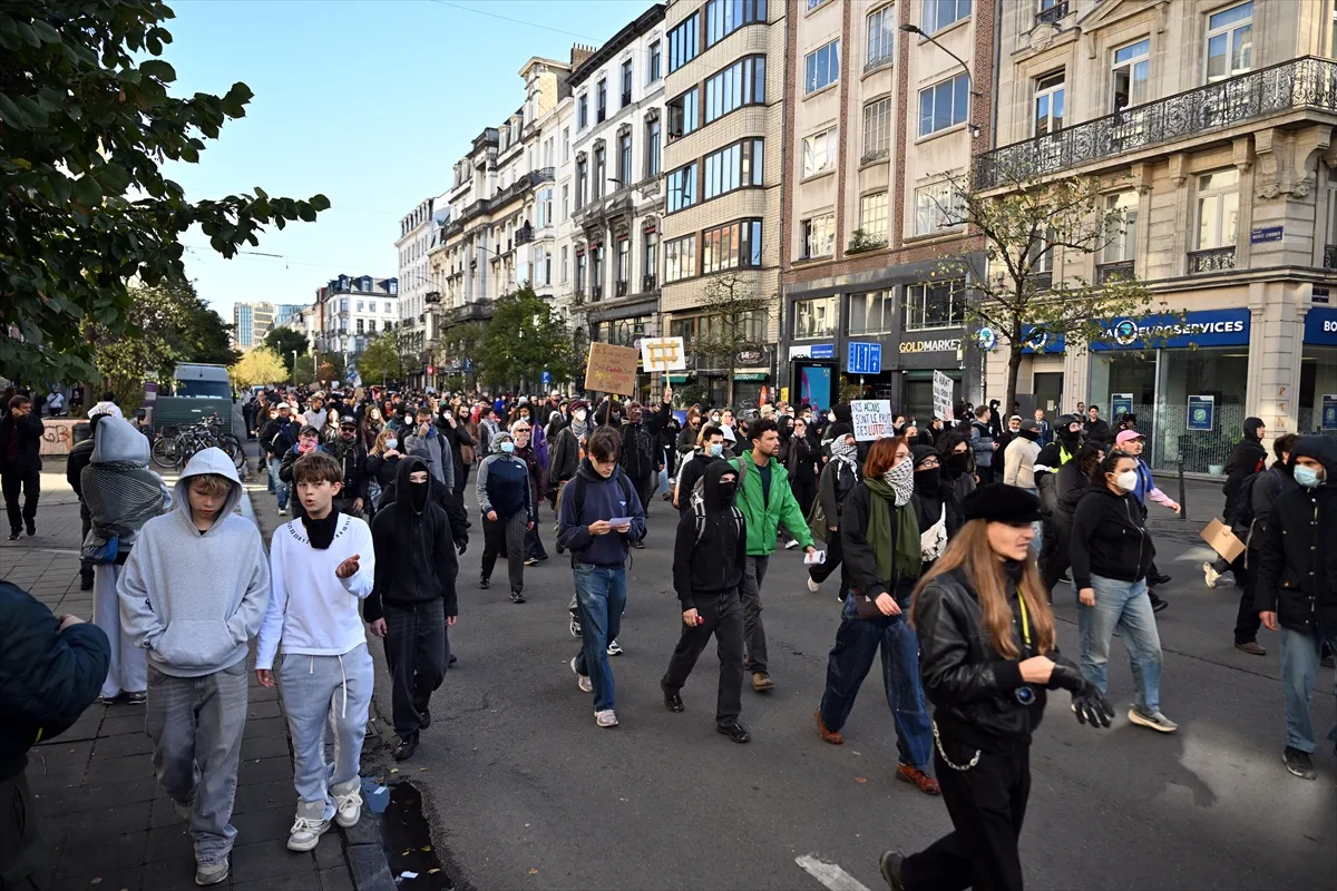 Brüksel’de eğitim politikaları yüzlerce genç tarafından bir kez daha protesto edildi (GÜNCELLEME)