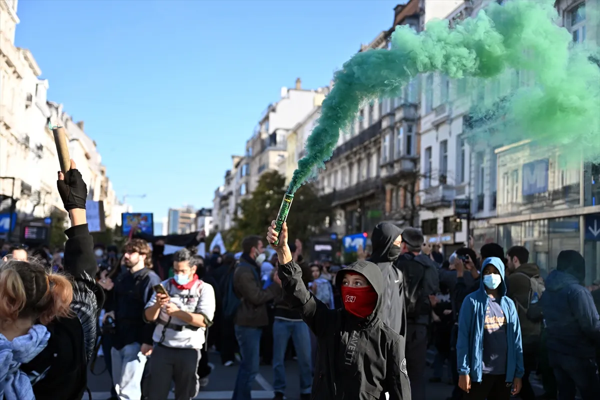 Brüksel’de eğitim politikaları yüzlerce genç tarafından bir kez daha protesto edildi (GÜNCELLEME)