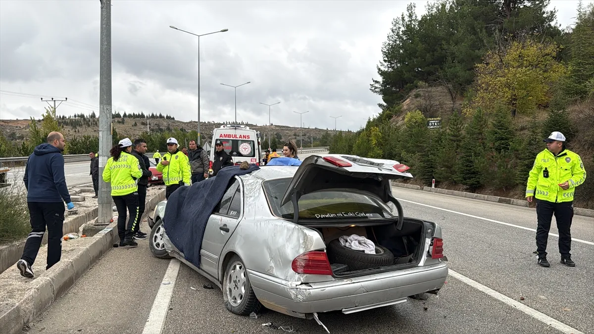 Burdur’da bariyere çarparak devrilen otomobilin sürücüsü öldü, 4 kişi yaralandı Burdur’da bariyere çarparak devrilen otomobilin sürücüsü öldü, 4 kişi yaralandı
