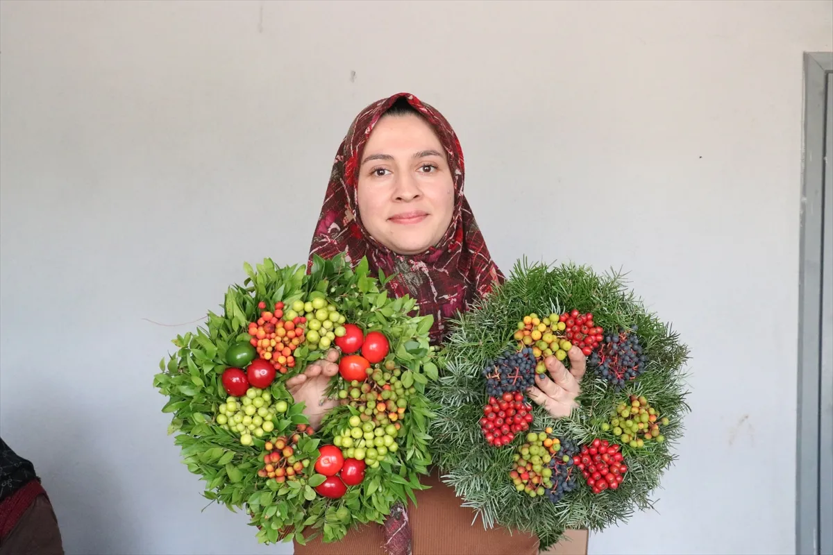 Burdurlu kadınların el emeğiyle yaptığı çelenkler Avrupa’yı süslüyor Burdurlu kadınların el emeğiyle yaptığı çelenkler Avrupa’yı süslüyor