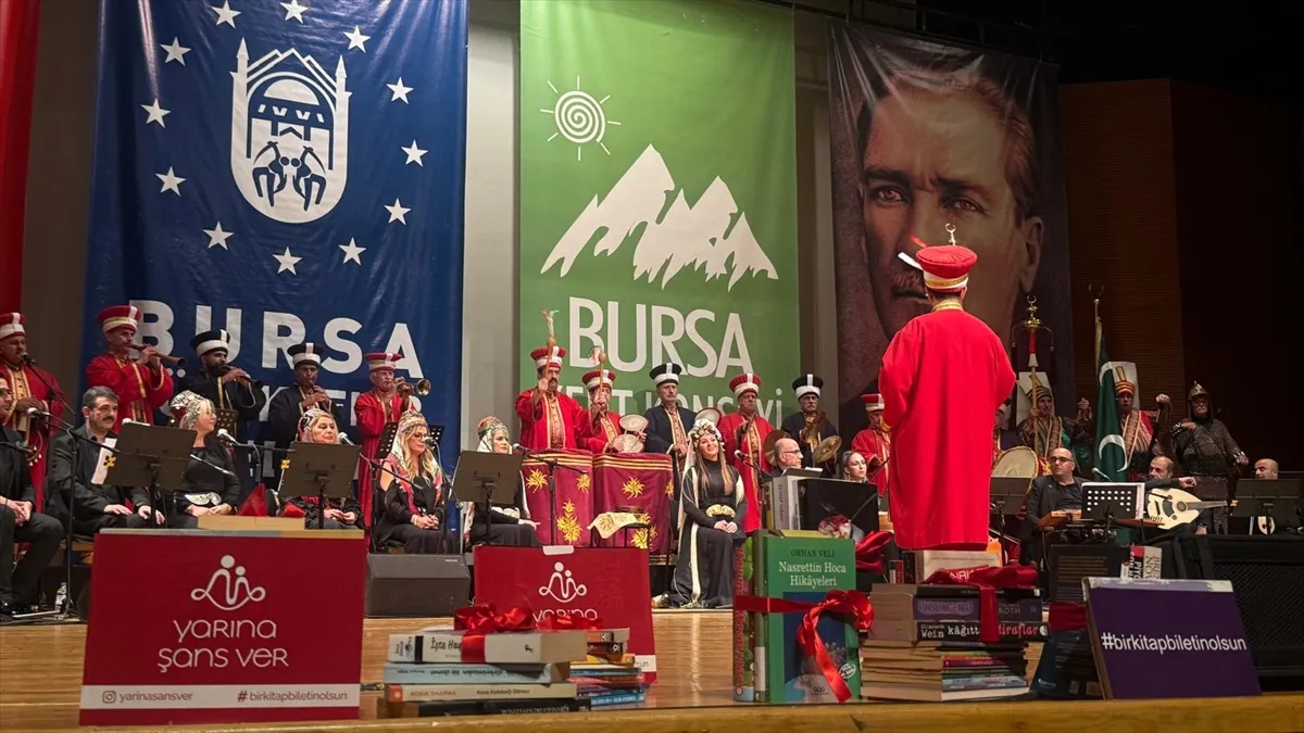 Bursa’da bilet yerine kitapla girilen Fetih Marşları ve Türk Müziği Konseri düzenlendi Bursa’da bilet yerine kitapla girilen Fetih Marşları ve Türk Müziği Konseri düzenlendi