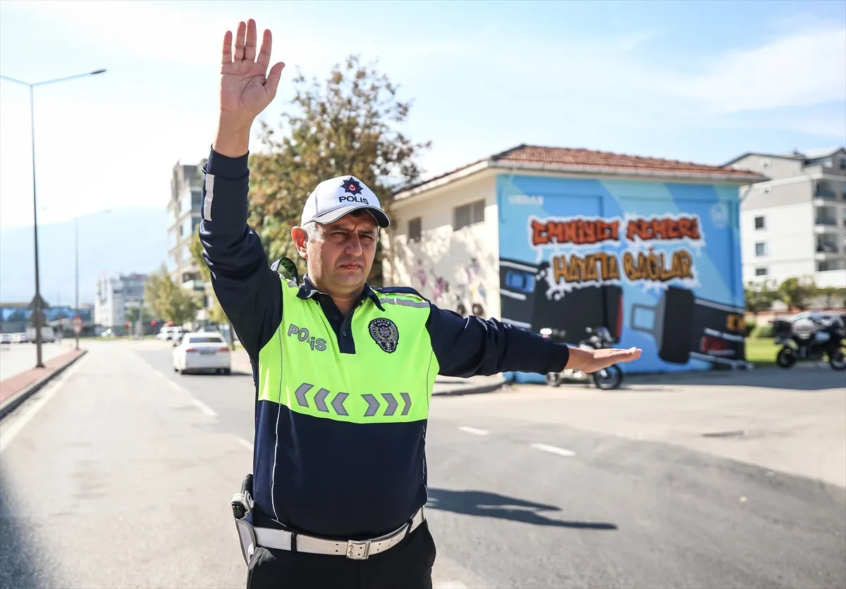 Bursa’da emniyet kemerine dikkati çekmek için trafoya grafiti yapıldı Bursa’da emniyet kemerine dikkati çekmek için trafoya grafiti yapıldı