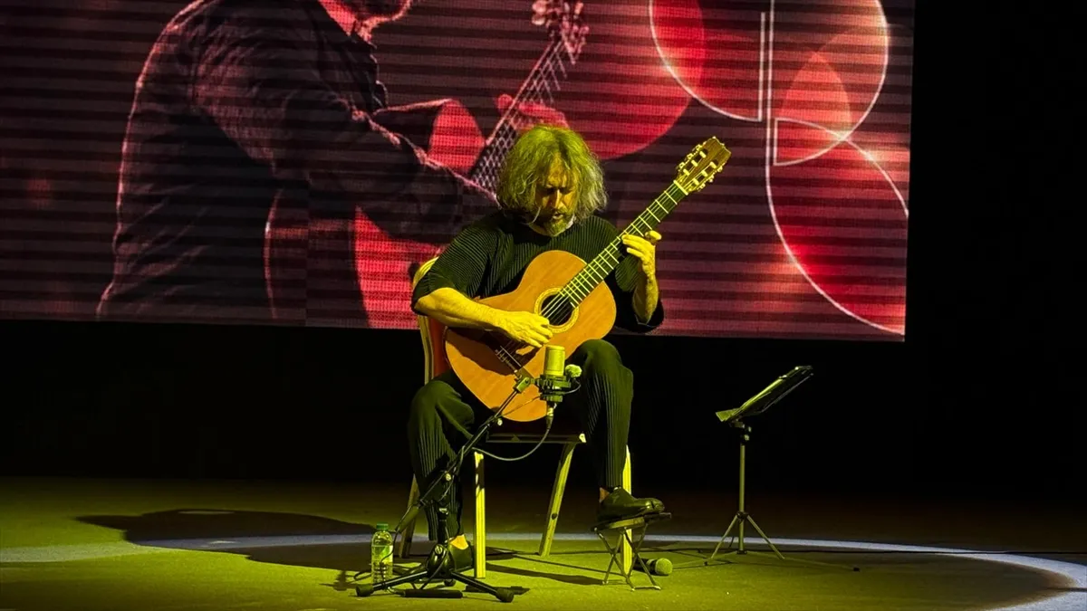 Bursa’da İtalyan gitarist Lavernier sahne aldı Bursa’da İtalyan gitarist Lavernier sahne aldı