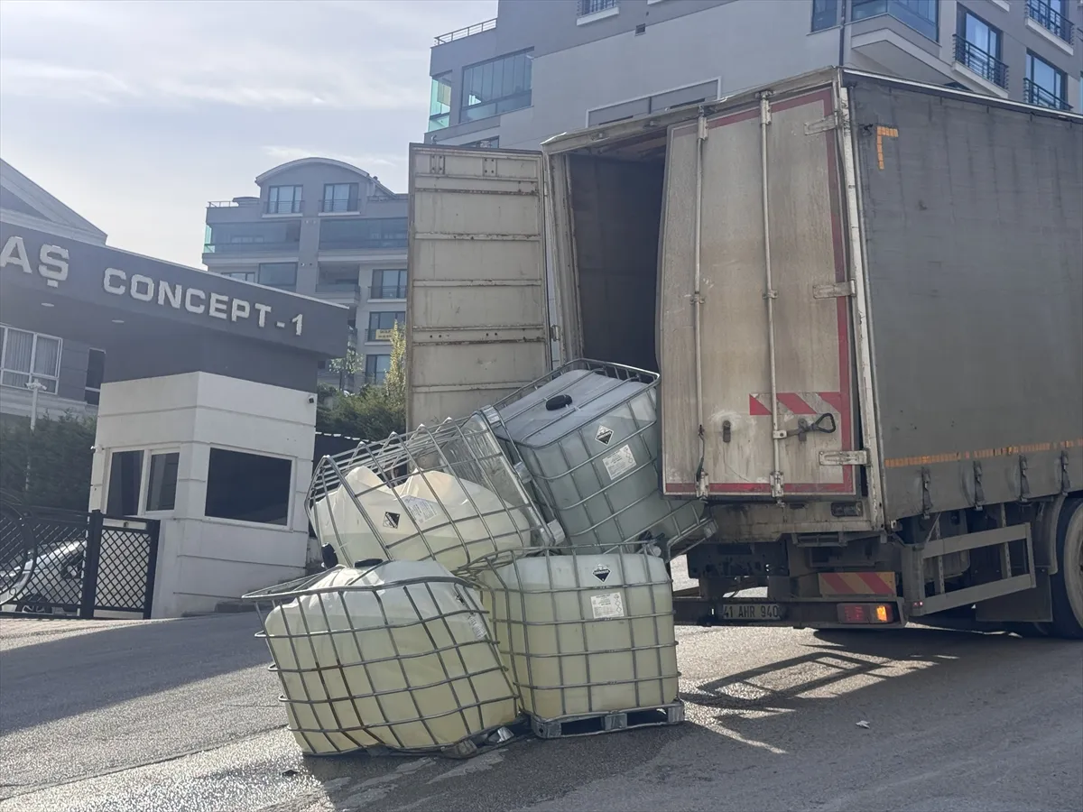 Bursa’da kamyondan düşen tanklardan sızan kimyasal madde nedeniyle cadde ulaşıma kapatıldı