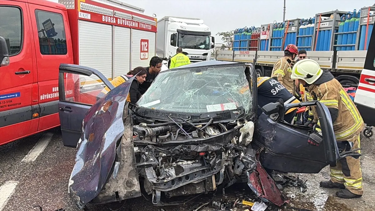 Bursa’da kamyonla çarpışan otomobildeki 2 kişi yaralandı Bursa’da kamyonla çarpışan otomobildeki 2 kişi yaralandı