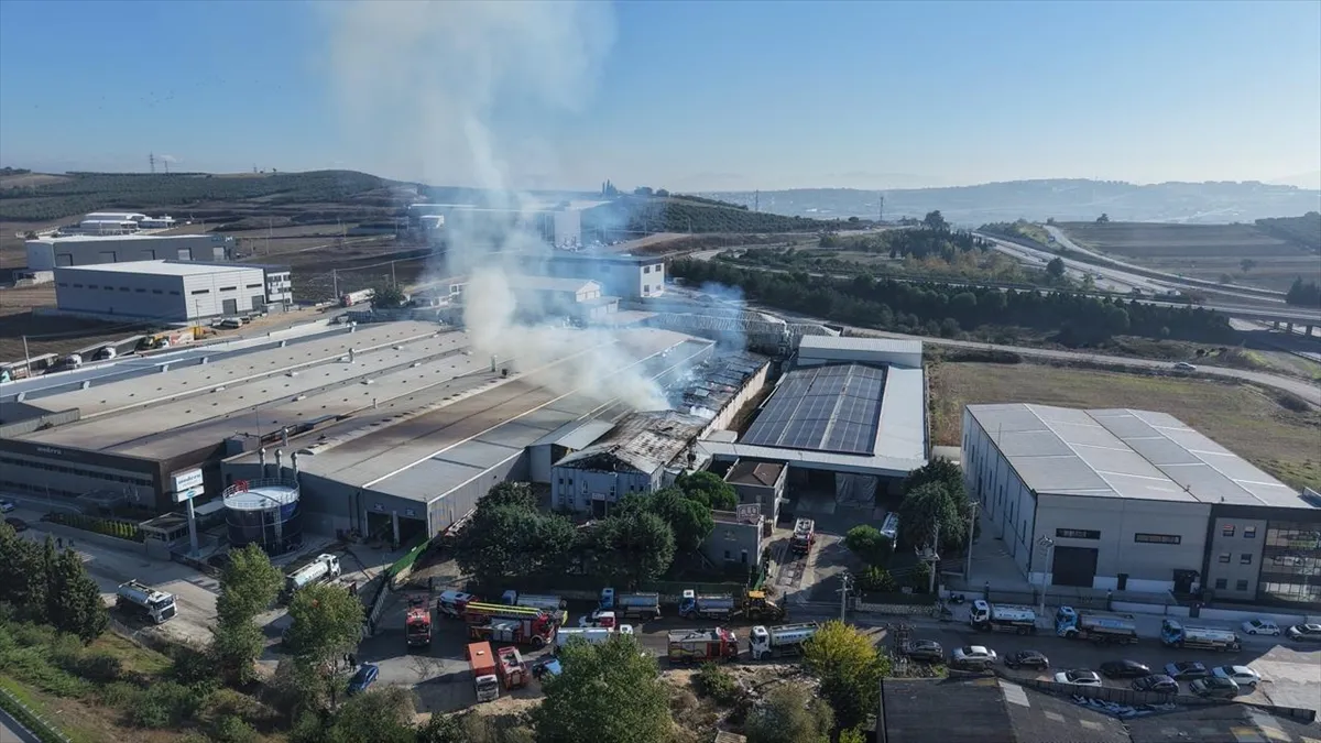 Bursa’da mobilya fabrikasının deposunda çıkan yangın kontrol altına alındı (GÜNCELLEME) Bursa’da mobilya fabrikasının deposunda çıkan yangın kontrol altına alındı (GÜNCELLEME)