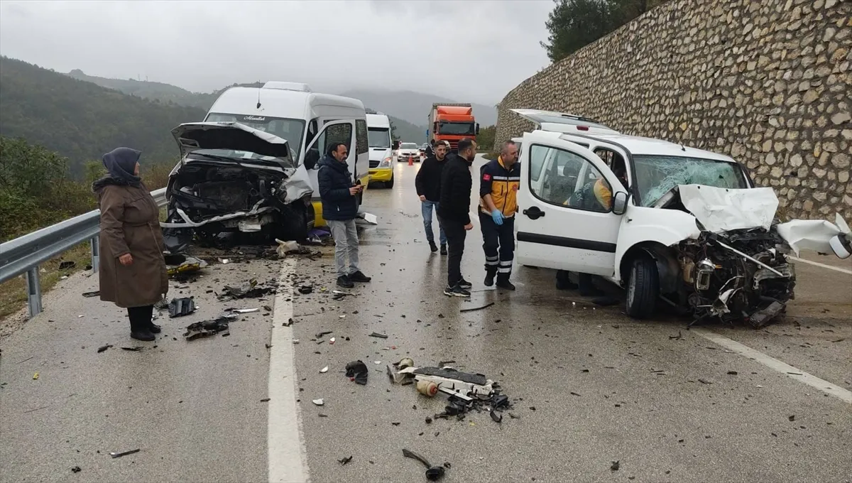 Bursa’da yolcu minibüsüyle hafif ticari aracın çarpıştığı kazada 1 kişi öldü