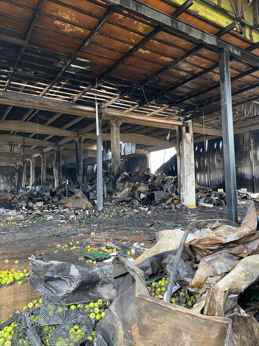 Bursa İznik’teki soğuk hava deposu yangını kontrol altına alındı Bursa İznik’teki soğuk hava deposu yangını kontrol altına alındı