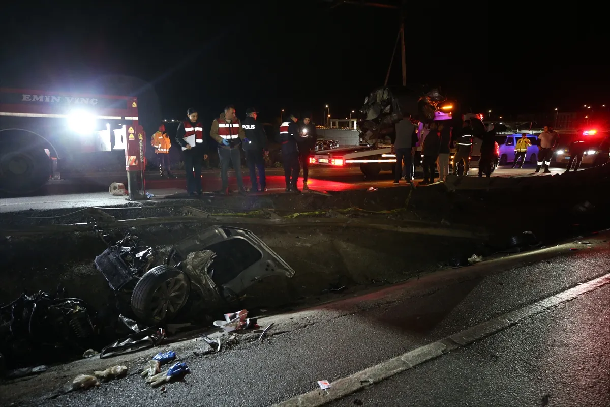 Çanakkale’de otomobil aydınlatma direğine çarptı: 2 ölü Çanakkale’de otomobil aydınlatma direğine çarptı: 2 ölü