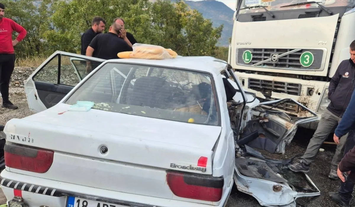 Çankırı’da tomruk yüklü tır ile çarpışan otomobildeki 3 kişi yaralandı Çankırı’da tomruk yüklü tır ile çarpışan otomobildeki 3 kişi yaralandı