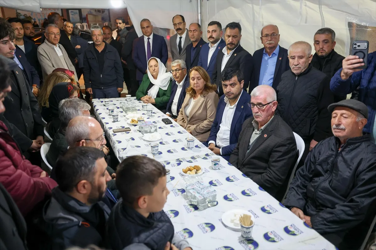 CHP Genel Başkanı Kılıçdaroğlu’ndan şehit polis memuru Türkoğlu’nun ailesine taziye ziyareti CHP Genel Başkanı Kılıçdaroğlu’ndan şehit polis memuru Türkoğlu’nun ailesine taziye ziyareti