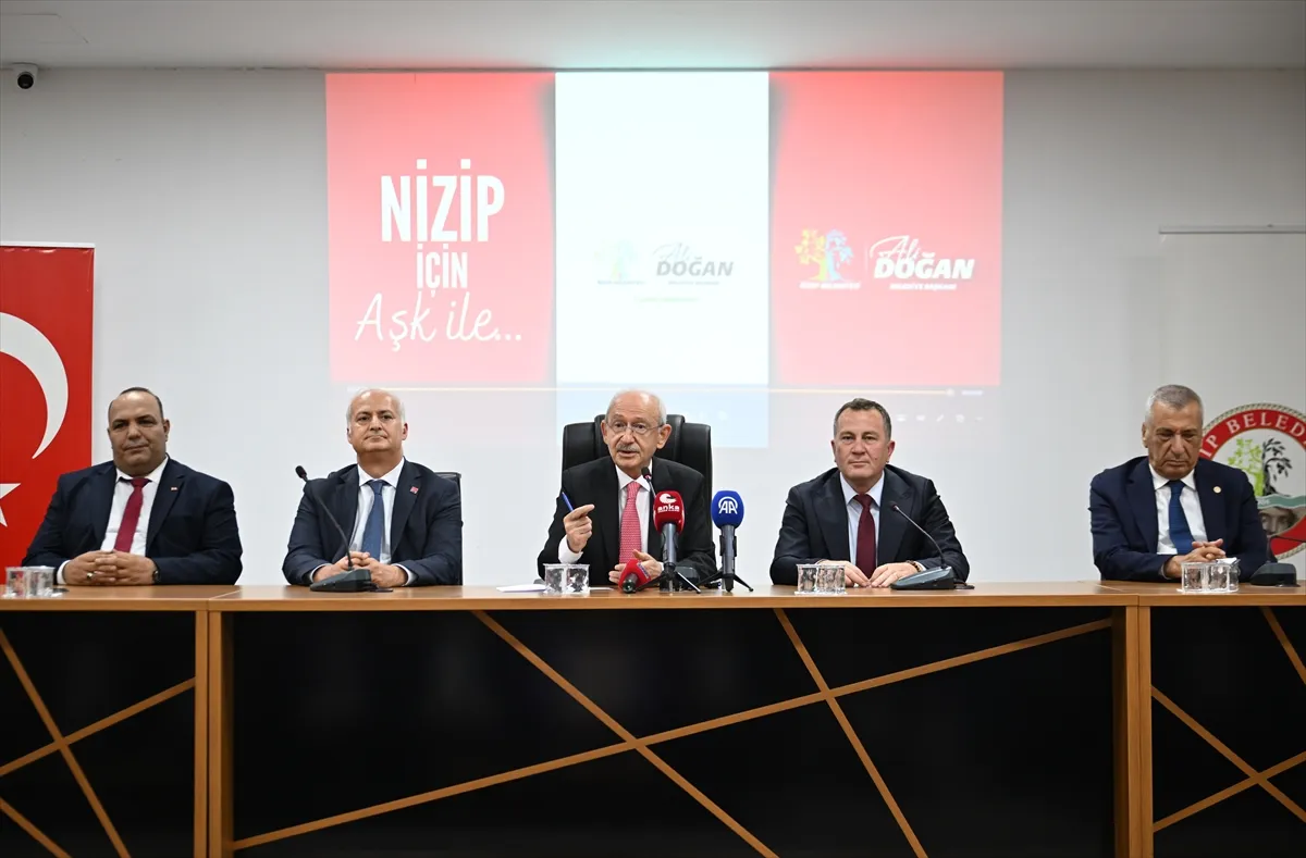CHP Genel Başkanı Kılıçdaroğlu, Nizip’te muhtarlarla buluştu CHP Genel Başkanı Kılıçdaroğlu, Nizip’te muhtarlarla buluştu