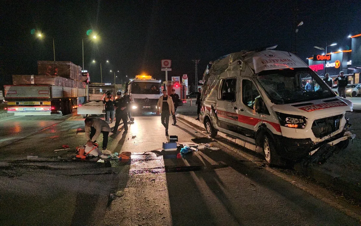 Çorum’da ambulans ile otomobil çarpıştı, 6 kişi yaralandı Çorum’da ambulans ile otomobil çarpıştı, 6 kişi yaralandı