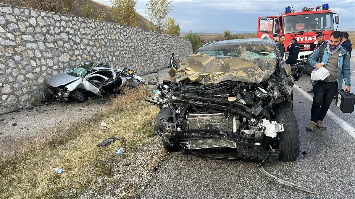 Çorum’da iki otomobil çarpıştı: 4 ölü, 2 yaralı Çorum’da iki otomobil çarpıştı: 4 ölü, 2 yaralı