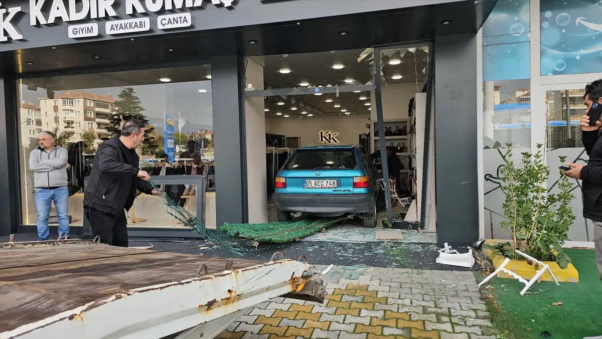 Çorum’da kontrolden çıkan otomobil mağazaya girdi