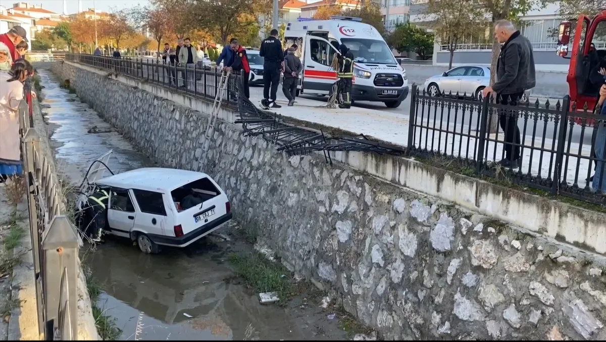 Çorum’da su kanalına devrilen aracın sürücüsü yaralandı