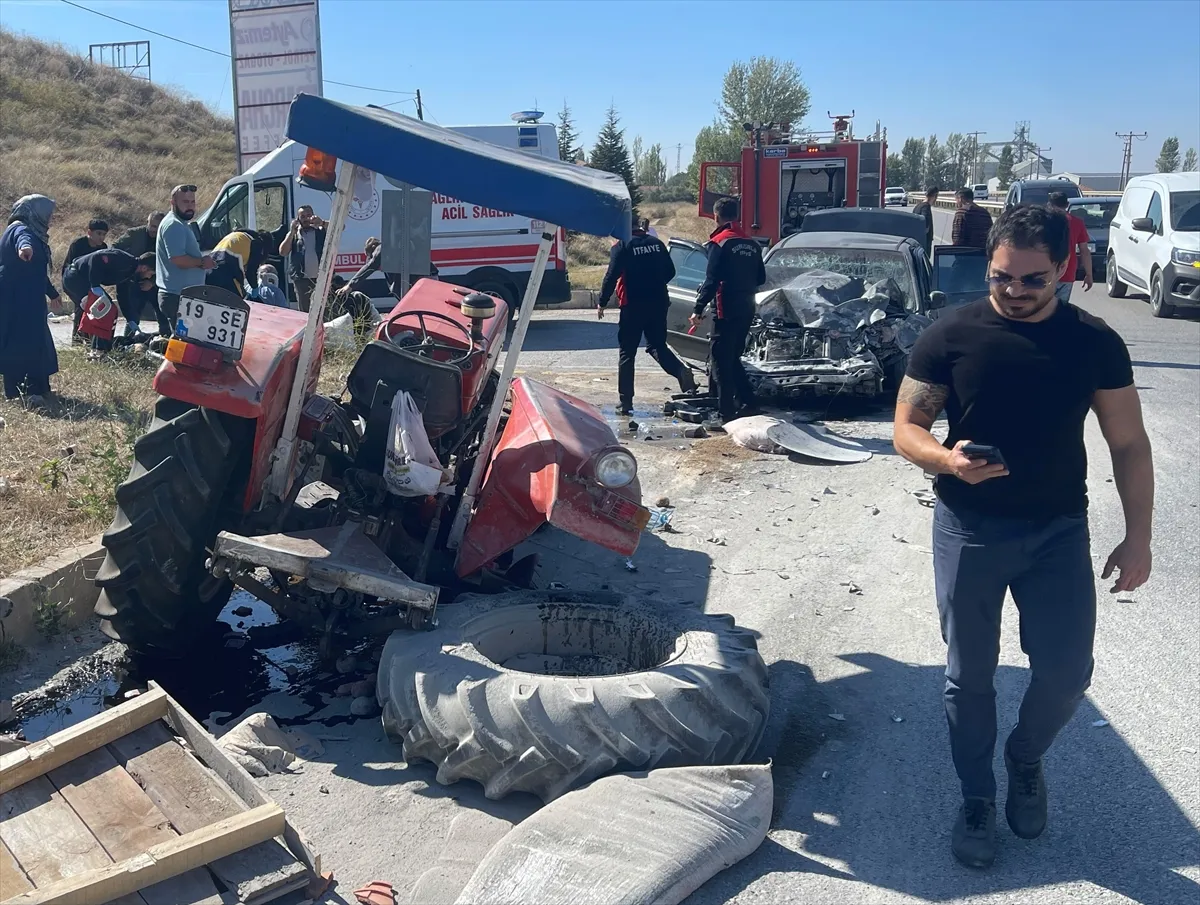 Çorum’da traktör ile otomobil çarpıştı, 7 kişi yaralandı Çorum’da traktör ile otomobil çarpıştı, 7 kişi yaralandı