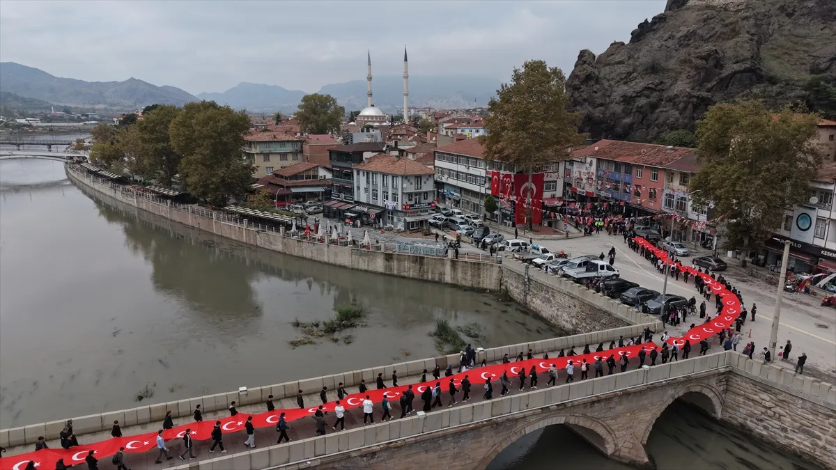 Çorum’da 103 metrelik bayrakla yürüyüş düzenlendi Çorum’da 103 metrelik bayrakla yürüyüş düzenlendi