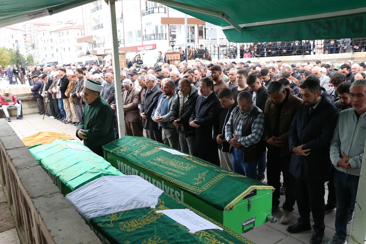 Çorum’daki kazada ölen aile Yozgat’ta toprağa verildi Çorum’daki kazada ölen aile Yozgat’ta toprağa verildi