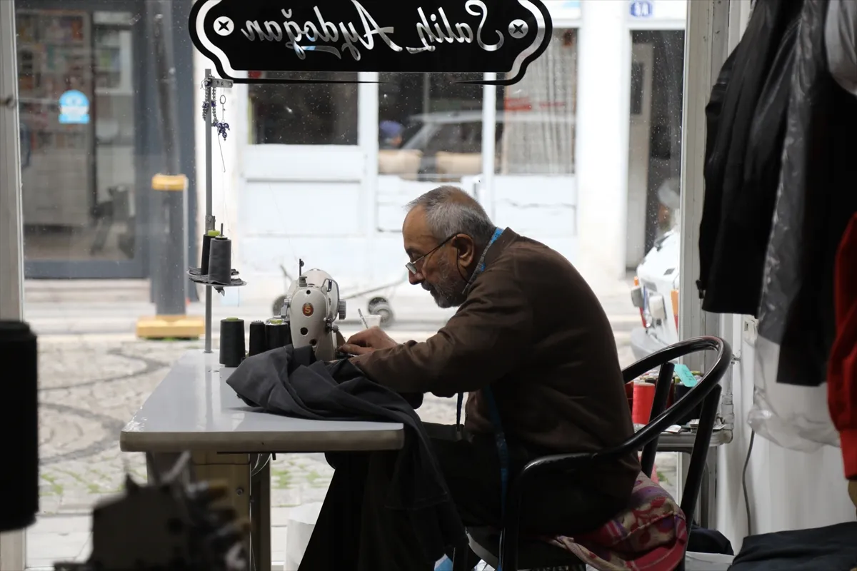 Çubuk’ta 74 yaşındaki terzi 61 yıldır iğne iplikle geçimini sağlıyor