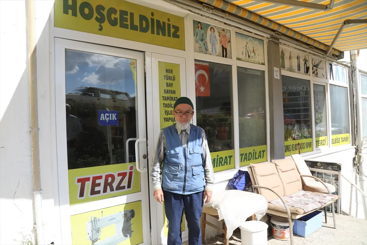 Çubuk’ta bir terzi 61 yıldır mesleğini sürdürüyor Çubuk’ta bir terzi 61 yıldır mesleğini sürdürüyor