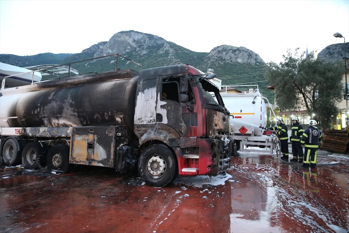 Denizli’de akaryakıt istasyonundaki tanker yangını söndürüldü (GÜNCELLEME) Denizli’de akaryakıt istasyonundaki tanker yangını söndürüldü (GÜNCELLEME)