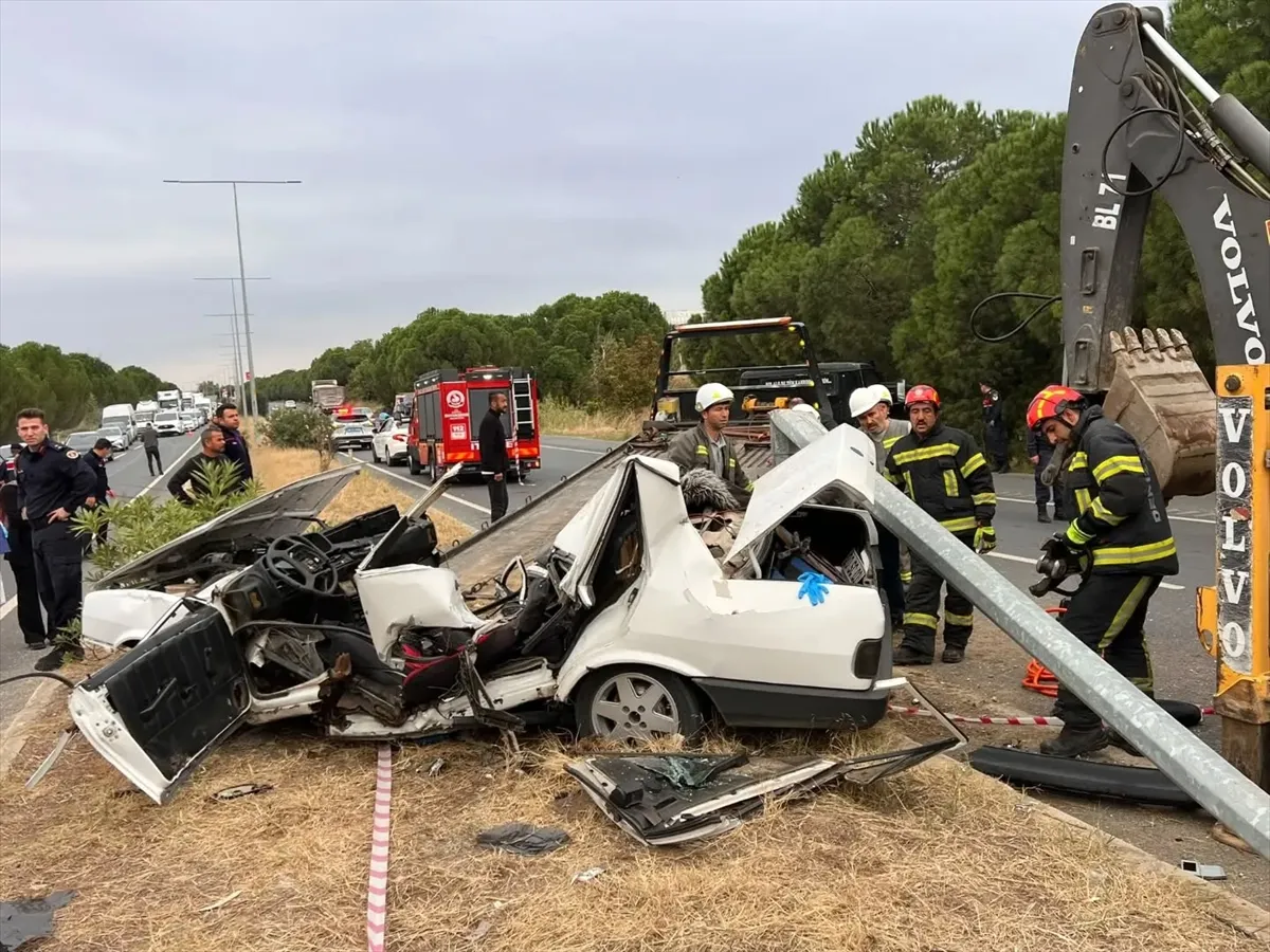 Denizli’de aydınlatma direğine çarpan otomobilin sürücüsü öldü