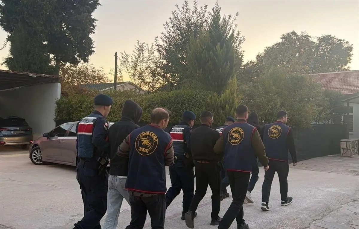 Denizli’de kamu görevlisi taklidiyle dolandırıcılığa 7 gözaltı Denizli’de kamu görevlisi taklidiyle dolandırıcılığa 7 gözaltı