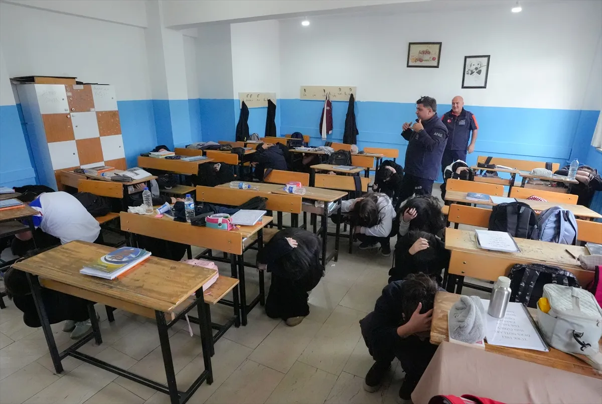 Diyarbakır’da afet eğitimi ve tahliye tatbikatı yapıldı Diyarbakır’da afet eğitimi ve tahliye tatbikatı yapıldı