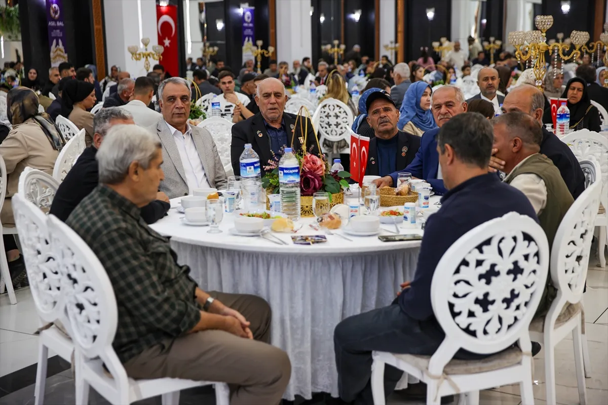 Diyarbakır’da şehit aileleri ve gaziler için dayanışma ve onur yemeği verildi Diyarbakır’da şehit aileleri ve gaziler için dayanışma ve onur yemeği verildi