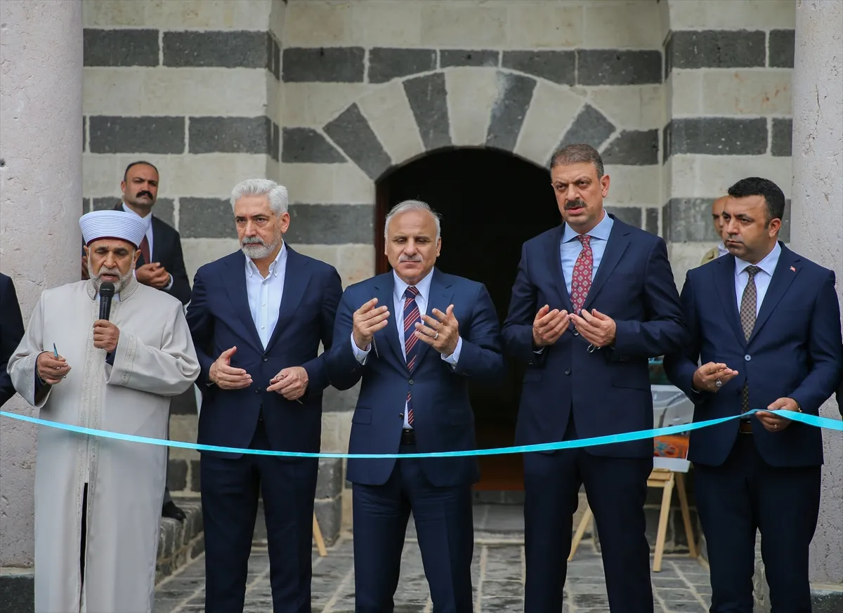 Diyarbakır ve Bingöl’de depremde hasar gören 6 tarihi cami yeniden ibadete açıldı Diyarbakır ve Bingöl’de depremde hasar gören 6 tarihi cami yeniden ibadete açıldı