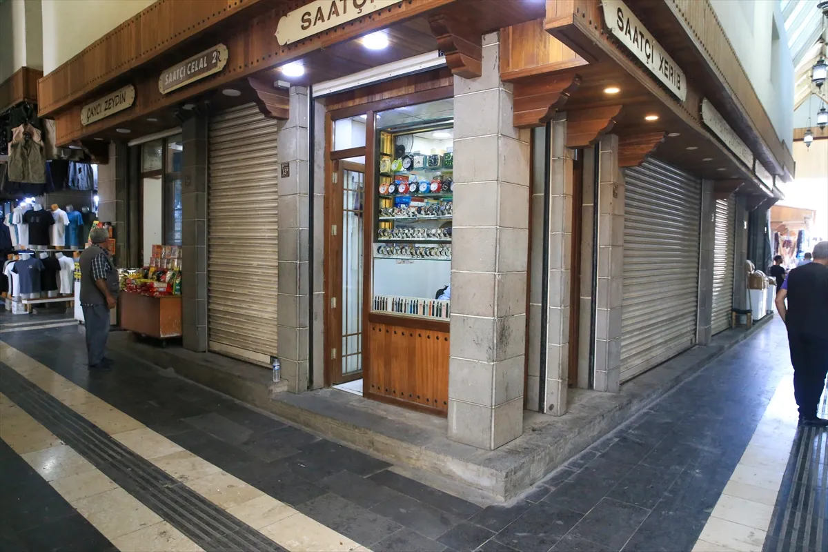 Diyarbakırlı Galip usta, iki metrekarelik iş yerinde 45 yıldır saat tamir ediyor
