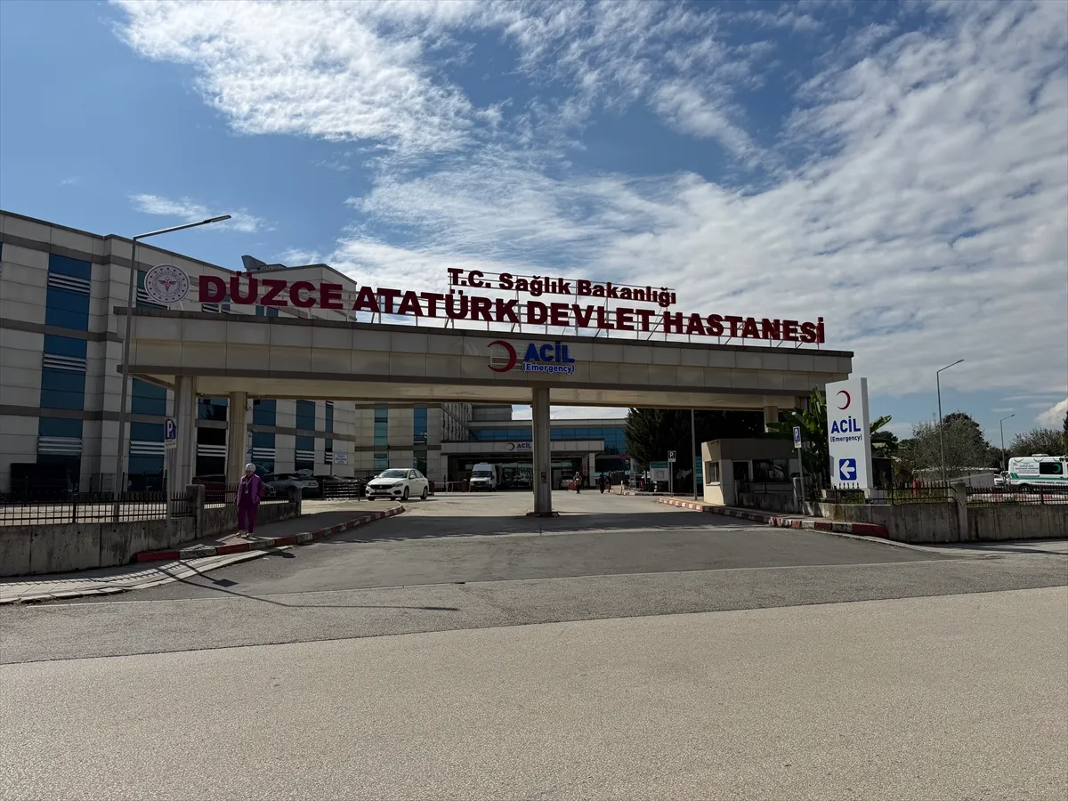 Düzce’de 25 işçi gıda zehirlenmesi şüphesiyle hastaneye başvurdu Düzce’de 25 işçi gıda zehirlenmesi şüphesiyle hastaneye başvurdu