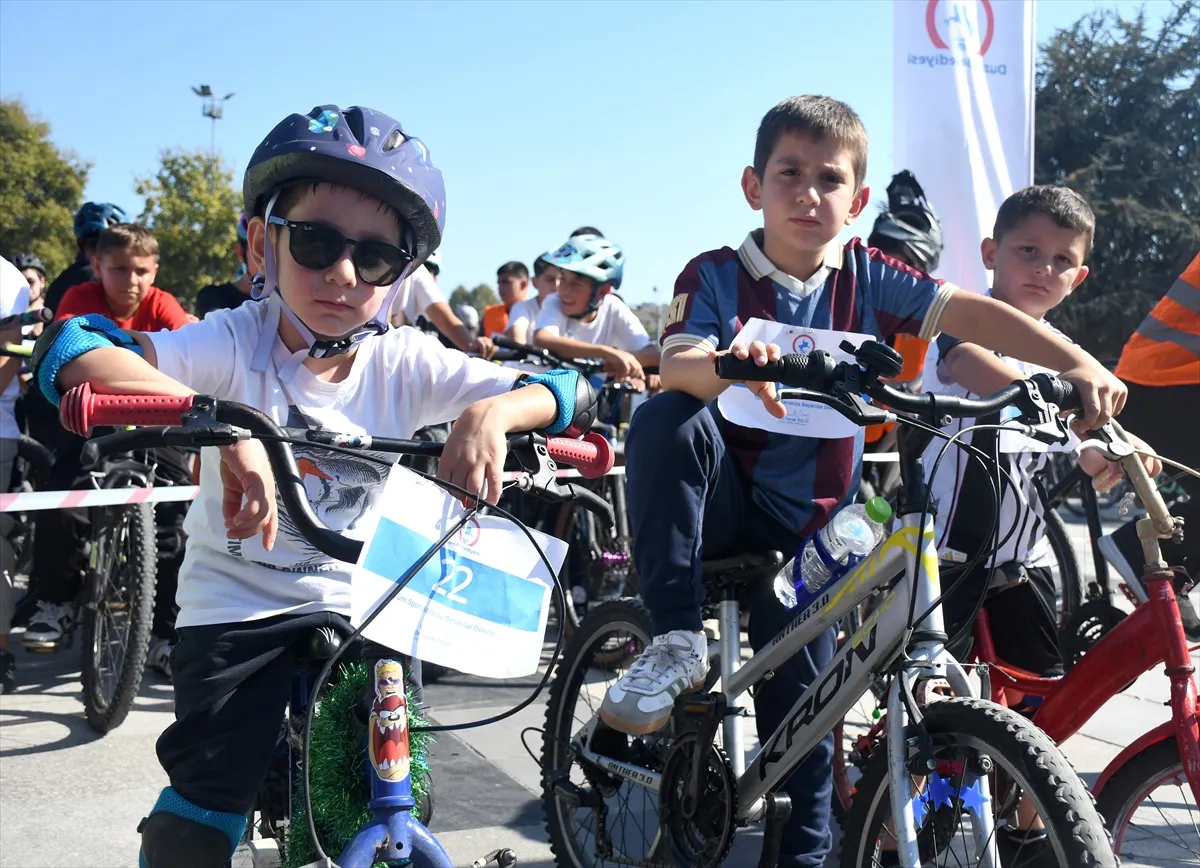 Düzce’de 450 bisikletli şehir turu yaparak sağlıklı yaşama dikkati çekti Düzce’de 450 bisikletli şehir turu yaparak sağlıklı yaşama dikkati çekti