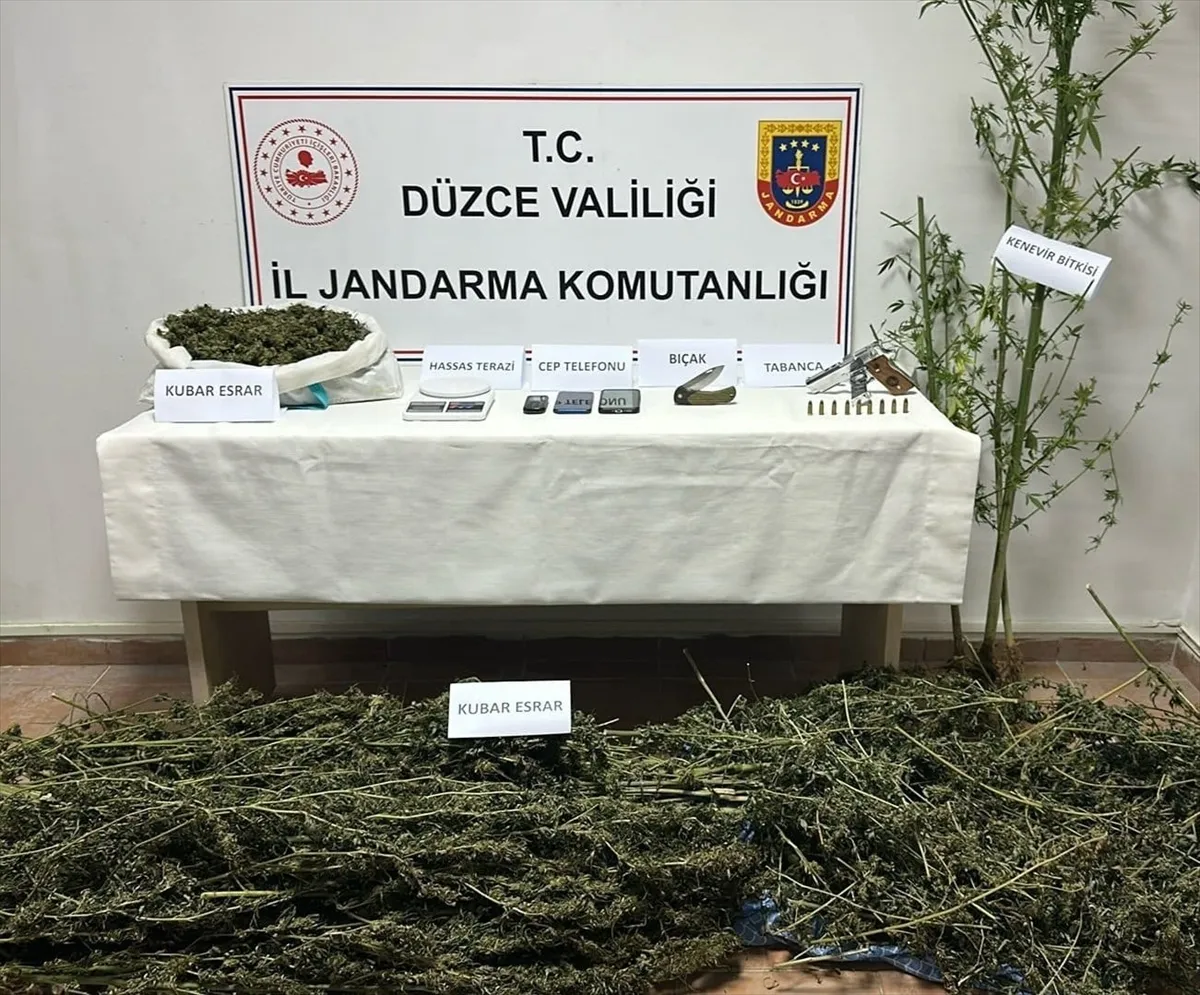 Düzce’de 7 kilo 100 gram esrar ele geçirilen operasyonda 2 zanlı yakalandı