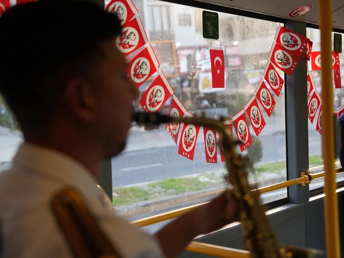 Düzce’de halk otobüsünde 29 Ekim sürprizi yapıldı Düzce’de halk otobüsünde 29 Ekim sürprizi yapıldı