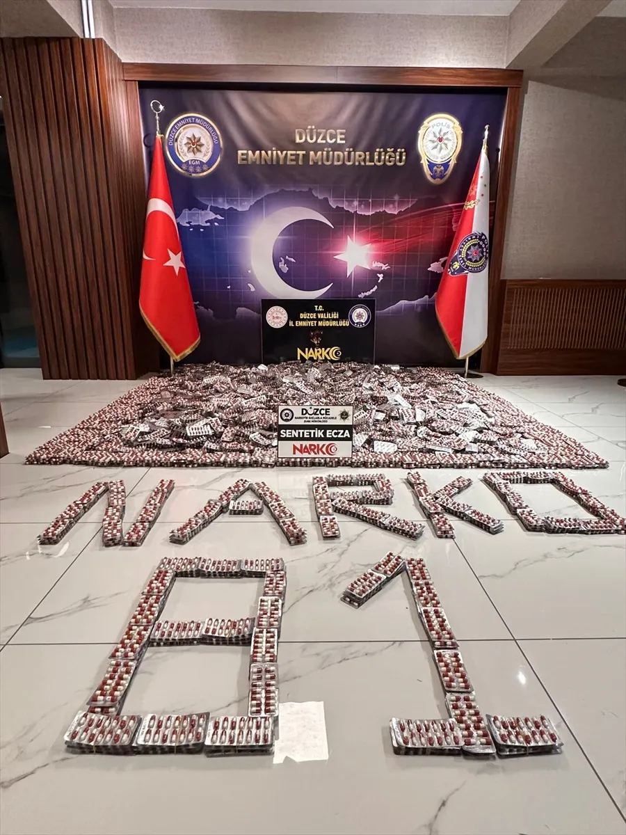 Düzce’de iki otobüste uyuşturucu ele geçirilmesine ilişkin 2 zanlı tutuklandı Düzce’de iki otobüste uyuşturucu ele geçirilmesine ilişkin 2 zanlı tutuklandı