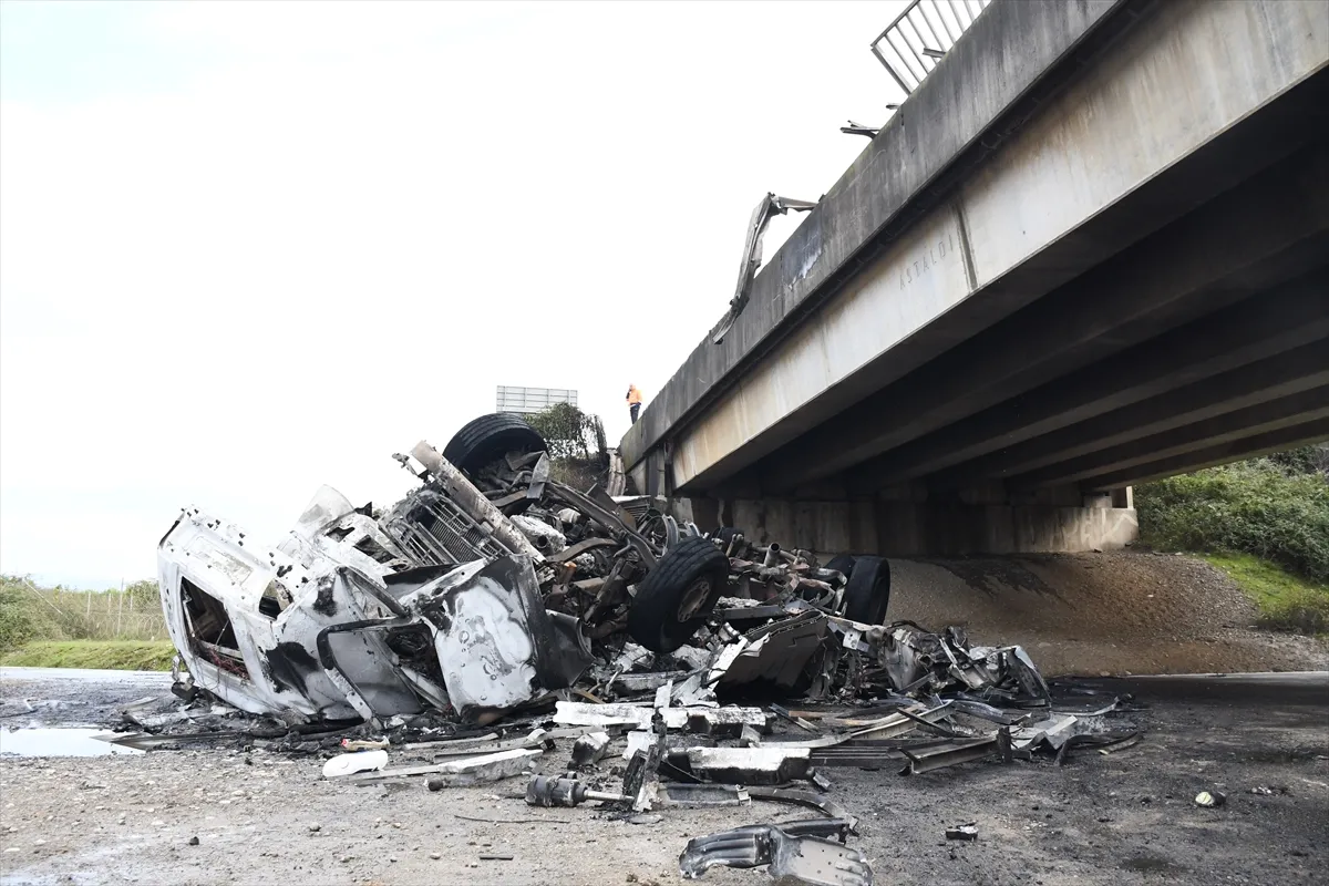 Düzce’de köprüden düşen tırda çıkan yangın söndürüldü Düzce’de köprüden düşen tırda çıkan yangın söndürüldü