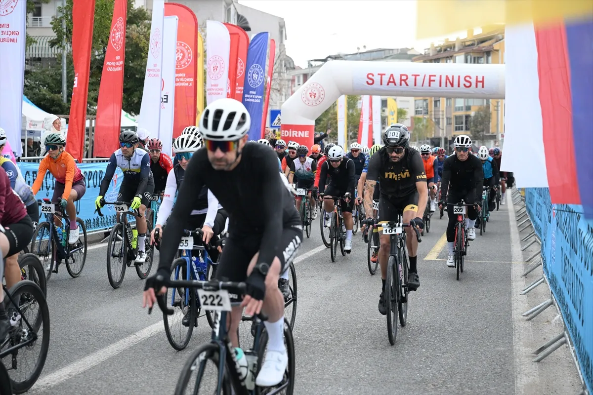 Edirne’de 17. Cumhuriyet Kupası Bisiklet Yol Yarışı yapıldı Edirne’de 17. Cumhuriyet Kupası Bisiklet Yol Yarışı yapıldı