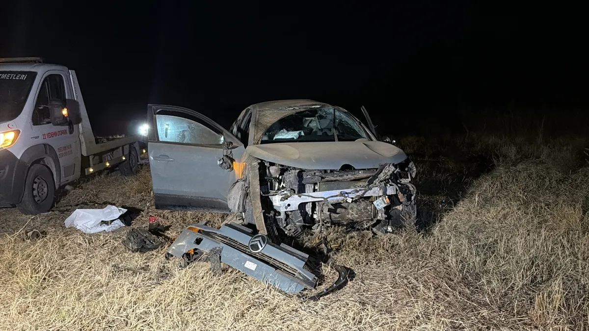 Edirne’de kaza yapan otomobildeki 9 düzensiz göçmen yaralandı Edirne’de kaza yapan otomobildeki 9 düzensiz göçmen yaralandı