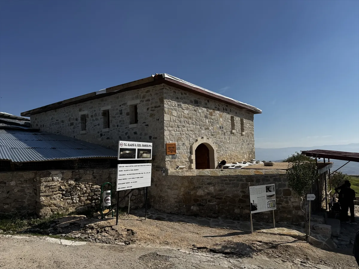 Elazığ’da yaklaşık 940 yıllık Fetih Mescidi’nde restorasyonun ardından cuma namazı kılındı Elazığ’da yaklaşık 940 yıllık Fetih Mescidi’nde restorasyonun ardından cuma namazı kılındı